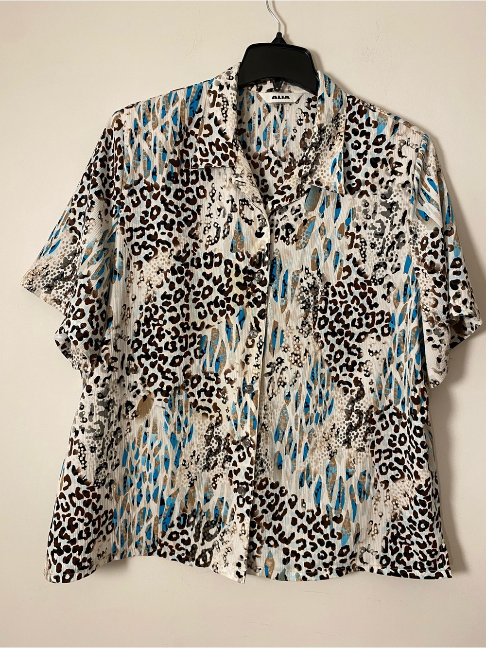 Alia Plus SizeWomen's Short Sleeve Leopard Print Button-Up Top in White/Blue